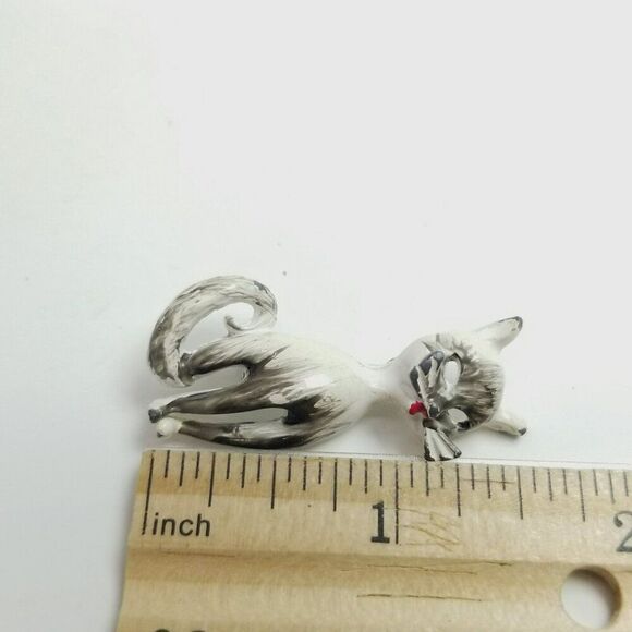 Vintage White and Black Enamel Cat Brooch, Red Mouth, 60s 70s Style, Estate - Picture 4 of 5